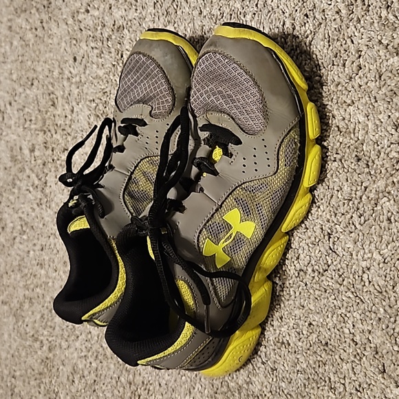 Kid's Under Armour shoes. - Picture 1 of 8